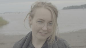 Teologen och journalisten Liisa Mendelin i Himlaliv Liisa mendelin på sandstrand