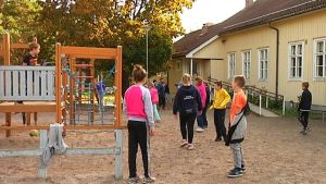 Strategin slipas och servicenätet gås igenom. Det är ännu inte klart vad Raseborgs stad gör med skolan i Snappertuna. Elever i Snappertuna skola.