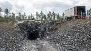 Ingång till litiumgruvan i Syväjärvi i Ullava. Ingång till en gruva i Syväjärvi.