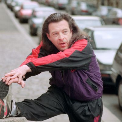 Suomalainen iskelmätähti Kirka Babitzin aamulenkillä Helsingin keskustassa Snellmanninkadulla 25. toukokuuta 1993.