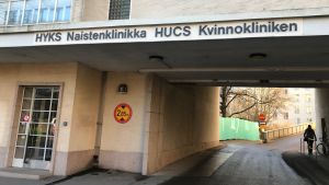 Kvinnokliniken är efter att Barnmorskeinstitutet stängdes på grund av mögel och mikrobskador det enda förlossningssjukhuset i Helsingfors. EN dörr och en portgång och en skylt på en husvägg.