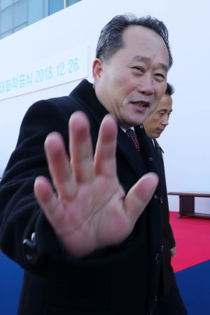 Ri Son-Gwon har i Sydkorea kritiserats för sitt bryska oartiga sätt. Ri Son-Gwon har i Sydkorea kritiserats för sitt bryska oartiga sätt