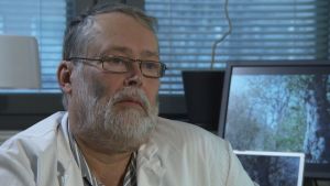 Martti Vaara säger att vi klarar krisen genom att utveckla nya läkemedel. Martti Vaara är överläkare vid HUSLAB och utvecklar själv nya antibiotika.