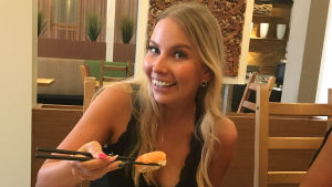 Sushia rakastavalla Hannalla pysyvät hyppysissä myös syömäpuikot. Hanna sushilla.