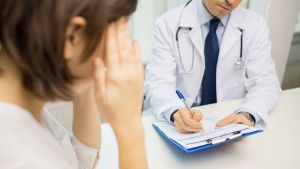 FASD diagnostiseras ofta fel, läkarna tror till exempel att det handlar om ADHD istället. Patient vid läkarmottagningen.