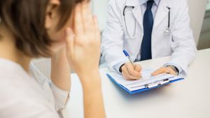 Många upplever ångest och måste till och med sjukskriva sig. Orolig patient på en läkarmottagning.
