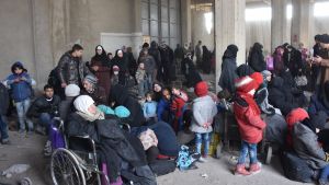 Invånare i östra Aleppo som evakuerats av regeringsstyrkor väntar på bussar mot flyktingcenter 29.11.2016 Invånare i östra Aleppo som evakuerats av regeringsstyrkor väntar på bussar mot flyktingcenter 29.11.2016