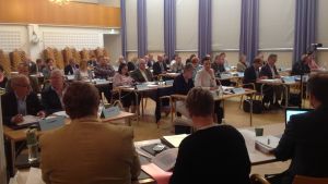Ledamöterna satt långt in på natten och diskuterade. Raseborgs fullmäktige samalde för att diskutera Raseborg 2020.