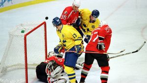 Tre Kronor vann fyra VM guld mellan 1987 och 1998. Sverige anfaller mot Kanada i ishockey-VM.