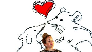 Skådespelaren Sofia Molin från Grus Grus Teater, här under rekvisita från föreställningen Björkmusen och näbbmusen. Skådespelaren Sofia Molin från Grus Grus Teater, här under rekvisita från föreställningen Björkmusen och näbbmusen. 2018.