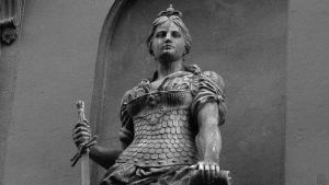Moder Svean patsas, soturiasuinen naishahmo, jolla miekka