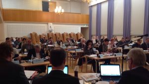 Politikerna i stadsfullmäktige har ett långt och svårt möte framför sig 6 juni. Raseborgs fullmäktigemöte i Seminarieskolan i Ekenäs