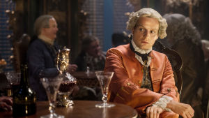 Skådespelaren Andrew Gower spelar "Bonnie Prince Charlie" i tv-serien Outlander som handlar om de sista åren av Jakobitupproren. Tv-seriens andra säsong har också visats på Yle Arenan under sommaren. Skådespelaren Andrew Gower som spelar "Bonnie Prince Charlie" i tv-serien Outlander. Tv-serien har också visats på Yle Arenan.