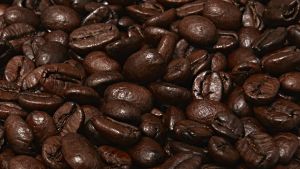 Kaffebönor innehåller fett och det kan lätt härskna. Närbild av kaffebönor. Foto/Bildbanken Mostphotos.