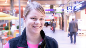 Liikunnanohjaaja Mia Bäck vetää kauppakeskuskävelyitä. Liikunnanohjaaja Mia Bäck