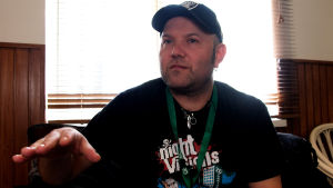 Severin Eskeland har gjort Norges hittills råaste skräckfilm. Han presenterade den för den finländska publiken i samband med filmfestivalen Night Visions. Den norska skräckfilmsregissören Severin Eskeland sitter i ett omklädningsrum i Hagnäs, Helsingfors, iklädd keps och svart t-tröja.