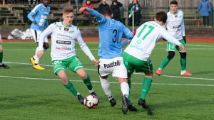 EIF hann spela en rad cup- och träningsmatcher innan klubben fick lägga verksamheten på is. Bilden från en träningsmatch mot ligalaget TPS från Åbo. Tre spelare försöker komma åt bollen.