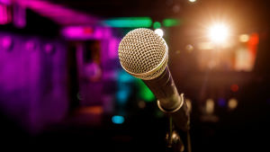 I Helsingfors vill man sjunga mer karaoke än tidigare. en mikrofon i färgglatt men dämpat ljus runtomkring