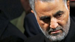 General Qasem Soleimani ledde den iranska hjälpen till syriska regimen. En äldre mans ansikte. Han har kort grått hår och kort grått skägg.
