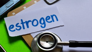 Estrogenbehandling i klimakteriet ökar cancerrisken en aning. stetoskop och en lapp där det står estrogen