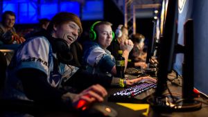 HiSTELI ja osku jatkavat matkaa pronssiotteluun. Johannes "HiSTELI" Poikela ja Eetu-Oskari "osku" Ojalainen pelaavat Paranoia CS:GO -joukkueessa