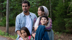 Pappa (Shahab Hosseini), mamma (Shabnam Ghorbani), sonen (Aran-Sina Keshvari) och dottern (Kimiya Eskandari) i filmen "Ensilumi". Mehdipourin perhe elokuvassa Ensilumi. Kuvassa näyttelijät Shahab Hosseini, Shabnam Ghorbani, Kimiya Escandari, Aran-Sina Keshvari.