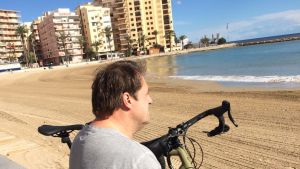 Lars Brunell blickar ut över vattnet någonstans i Spanien. Lars Brunell cyklar från sydligaste Europa upp till Jakobstad.