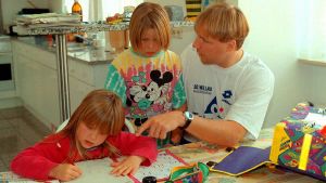 Mikael Källman med barnen Jennifer och Emilie i Tyskland hösten 1995. Mikael Källman med barnen Jennifer och Emilie i Tyskland hösten 1995.