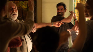 Pappan Bahman i filmen spelas av en av Irans kändaste filmstjärnor Shahab Hosseini (till höger) Glada män dansar.