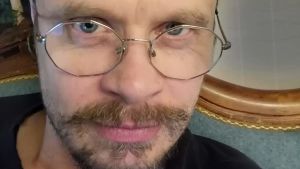 Jussi Lehtonen ottaa selfien, lähikuva