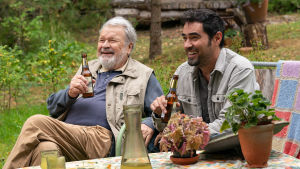 Glada grannar. Pappa Bahman (den internationellt kända Shahab Hosseini) tar gärna en öl med grannen Onni (Eero Melasniemi). Bahman dricker öl och skrattar glatt tillsammans med grannen Onni.