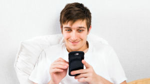 Mängden strunt bara ökar på nätet. Därför bör var och en veta vem man kommunicerar med och varifrån informationen kommer. En kille underhåller sig genom att titta på sin telefon.