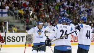 Janne Niskala (vänster) fick fira VM-guld år 2011. Finland firar mål i hockey-VM 2011
