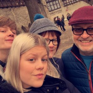 Lilli Earl perheineen yhteisselfiessä