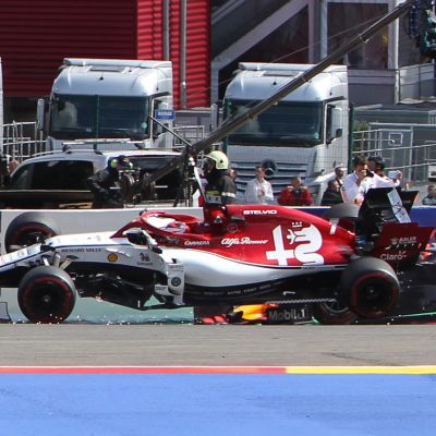 Kimi Räikkönens bil flyger upp på två hjul i en kurva, Max Verstappen ligger bakom