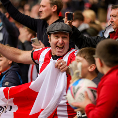 Brentford-fans jublar efter segern över Bournemouth.
