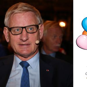 Carl Bildt och en bild av seriefiguren Damse med en stor tårta. 