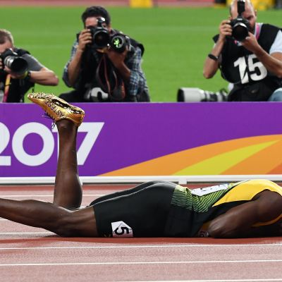 Usain Bolt makaa radan pinnassa Lontoon MM-kisoissa.