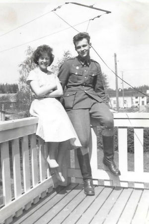 Uniformen på den okända mannen vid Margits sida har intresserat många. Var han beväring eller underofficer? I Dragsvik eller i Hangö? Svenska Erik Jagn letar efter sin biologiska far, som möjligen kan vara mannen på bilden.