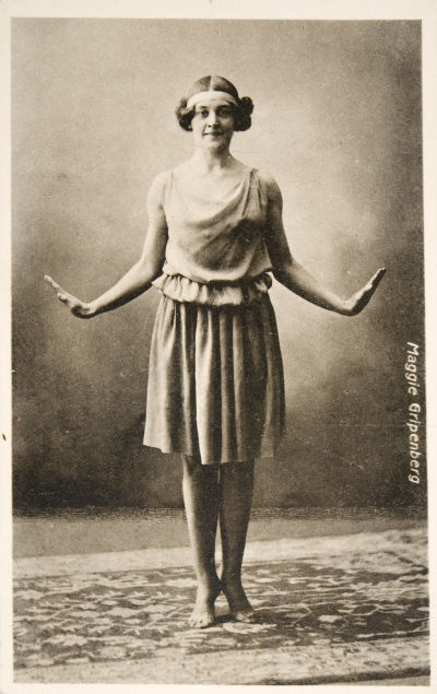 Postikortissa esiintymisasussaan poseeraa tanssitaiteilija Maggie Gripenberg, kortin oikeassa reunassa valmistusaika: 1910-luku. Museoviraston historian kuvakokoelma.