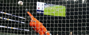 Tottenhams målvakt Hugo Lloris får inte nyporna på Manuel Lanzinis kanon. Tottenhams målvakt får inte nyporna på Manuel Lanzinis kanon.