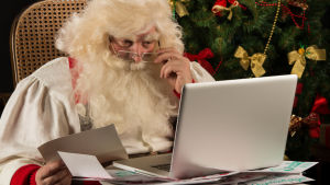 Digitala julgubben är inte lika populär som ett riktigt besök av julgubben. Julgubben och en dator.