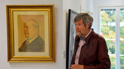 Donatorns kusin vid porträ'ttet av T.V: Ståhlberg - målad av Albert Edelfelt