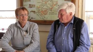 Lena Selén och Berndt Gottberg har översatt teaterpjäsen till svenska. Till väster Lena Selén och Berndt Gottberg håller igång museet Degerby Igor.