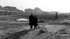 I Wim Wenders' Himmel över Berlin vandrar rollkaraktärerna kring Potsdamer Platz mot slutet av 1980-talet, före murens fall. I Wim Wenders' Himmel över Berlin vandrar rollkaraktärerna kring Potsdamer Platz mot slutet av 1980-talet, före murens fall.