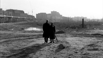 I Wim Wenders' Himmel över Berlin vandrar rollkaraktärerna kring Potsdamer Platz mot slutet av 1980-talet, före murens fall.