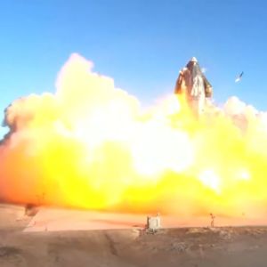 Starship-prototypen SN8 exploderade i ett eldhav i samband med landningen på den SpaceX-ägda uppskjutningsplatsen i Boca Chica, Texas. 