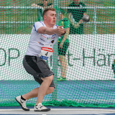 Aaron Kangas kastar slägga