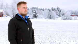 Jordbrukare Christoffer Damén i Ingå är en av dem som har tänkt övergå till ekologisk produktion. Porträttbild på Christoffer Damén.