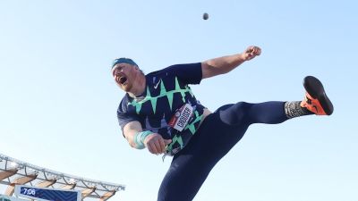 Ryan Crouser stöter kula i Oregon.